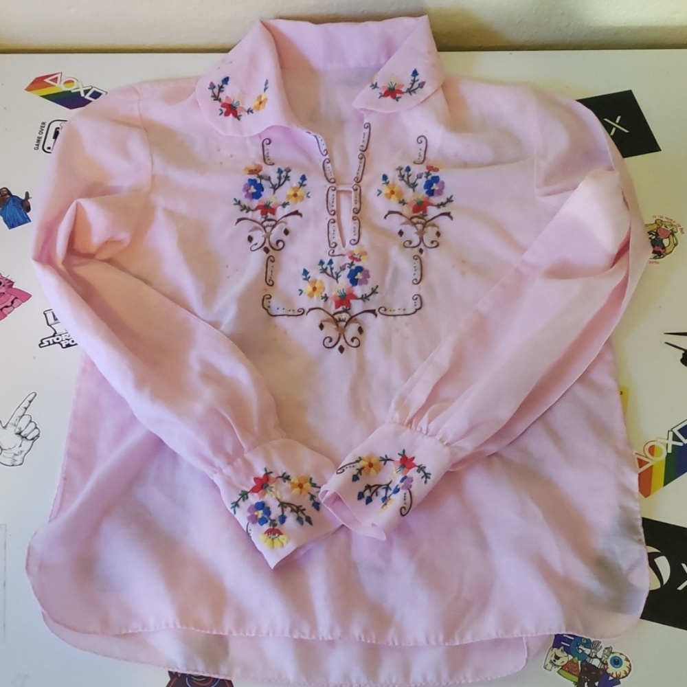 Adorable pink vintage embroidery shirt